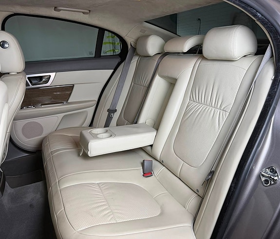 Jaguar XF 11 of 29