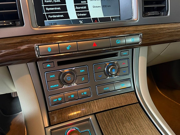 Jaguar XF 22 of 29