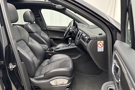 Porsche Macan GTS 14 of 18