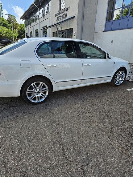 Skoda Superb 2 of 15