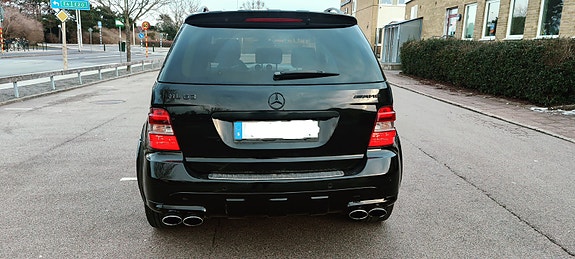 Mercedes-Benz ML63 2 of 7