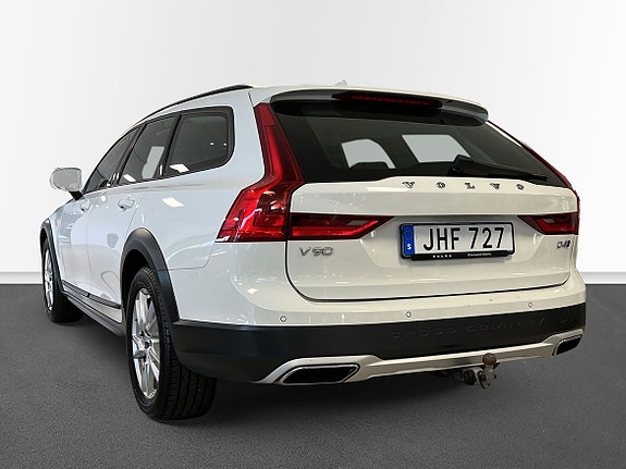 Volvo V90 Cross Country 2 of 10