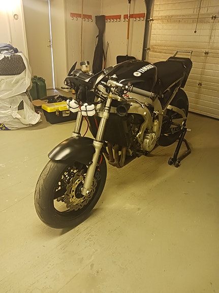 Yamaha R6 2 of 6