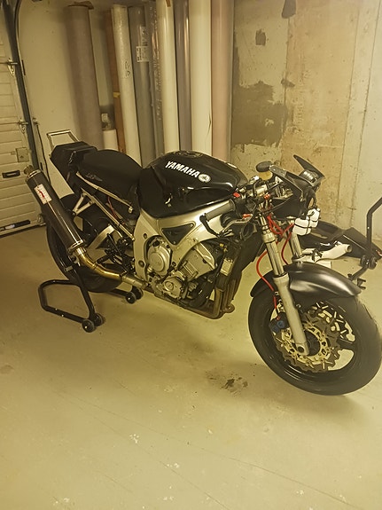Yamaha R6 3 of 6