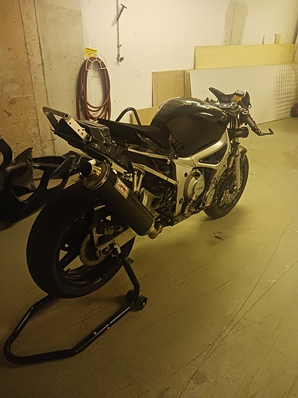 Yamaha R6 4 of 6