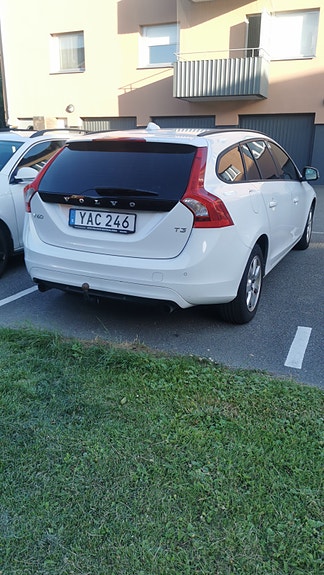 Volvo V60 2 of 4