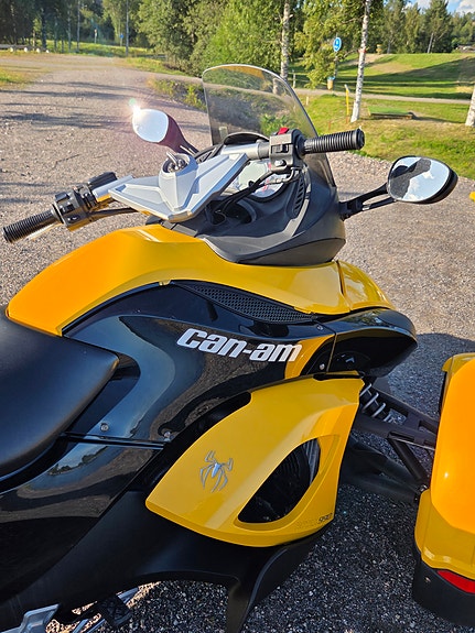 Can-Am Spyder RS 3 of 6