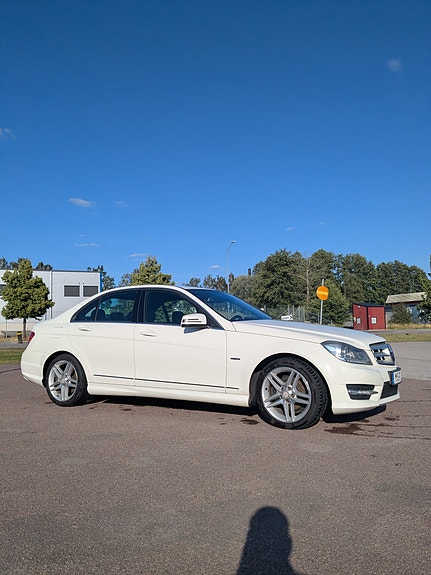 Mercedes-Benz C220 2 of 6