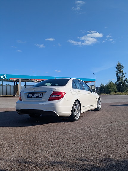 Mercedes-Benz C220 4 of 6