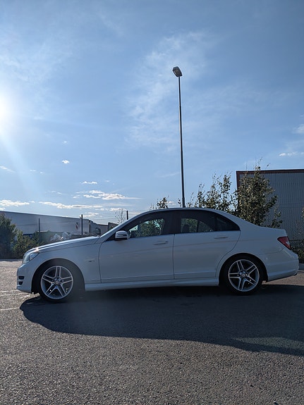 Mercedes-Benz C220 3 of 6