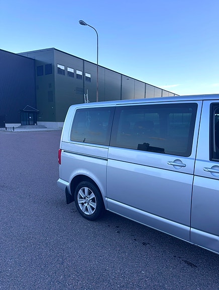Volkswagen Multivan 5 of 8