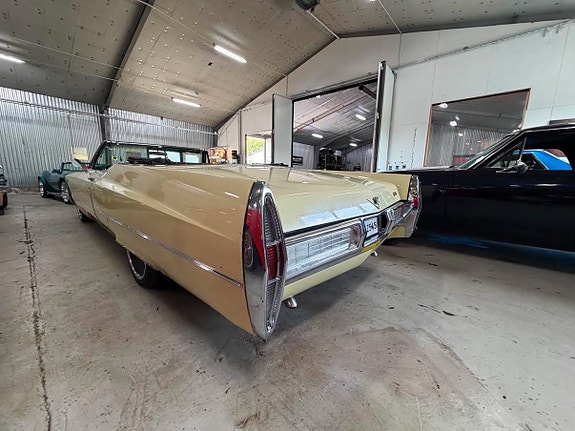 Cadillac Deville 5 of 22