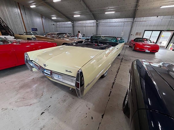 Cadillac Deville 6 of 22