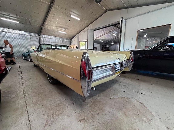 Cadillac Deville 7 of 22