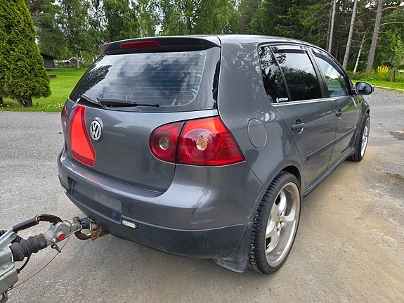 Volkswagen Golf V 2 of 8