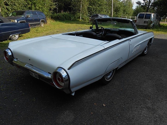 Ford Thunderbird 7 of 16