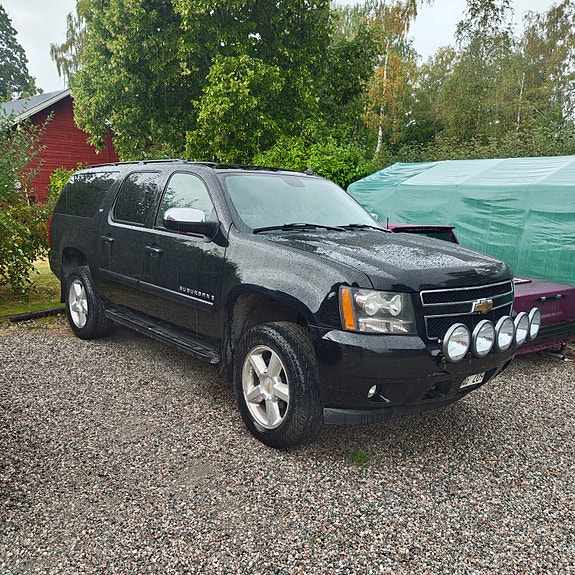 Chevrolet Suburban 2 of 5