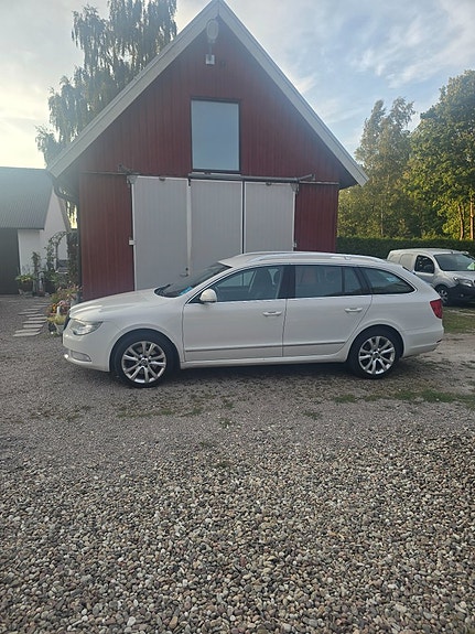 Skoda Superb 2 of 10