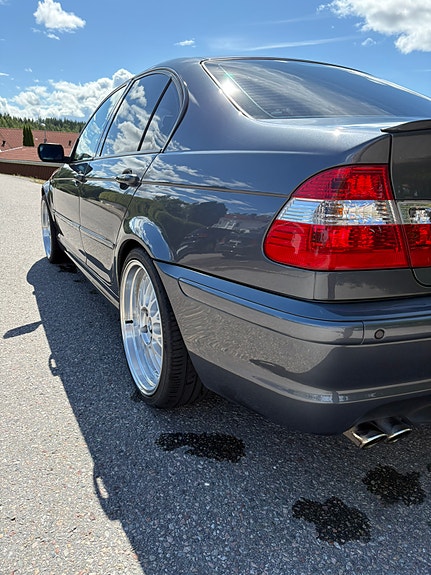 BMW 325i 4 of 6