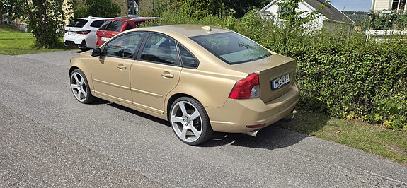 Volvo S40 2 of 12