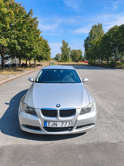 BMW 325i 2 of 11