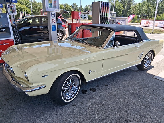 Ford Mustang 7 of 8