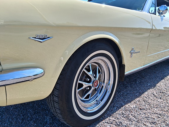 Ford Mustang 3 of 8