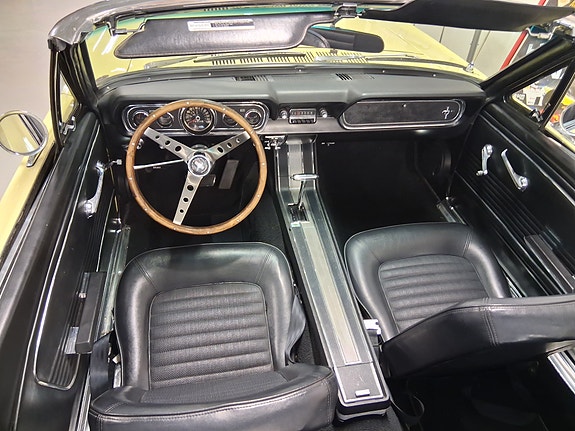 Ford Mustang 5 of 8
