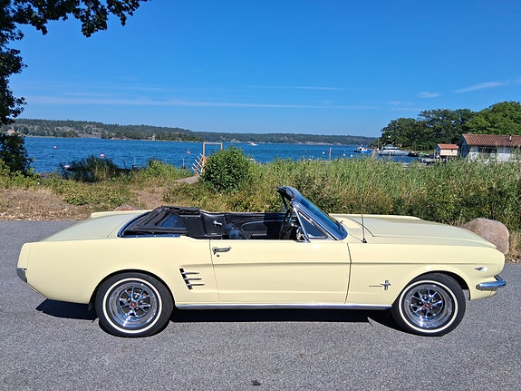 Ford Mustang 2 of 8