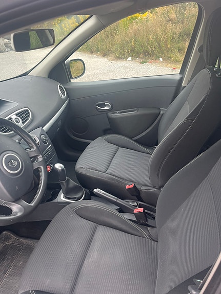 Renault Clio 9 of 15
