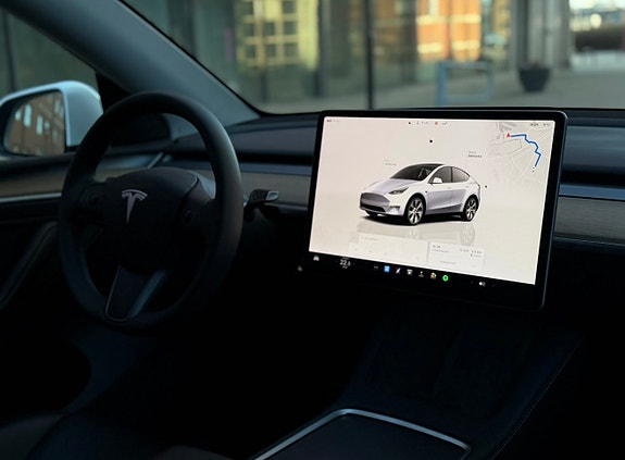 Tesla Model Y 7 of 9