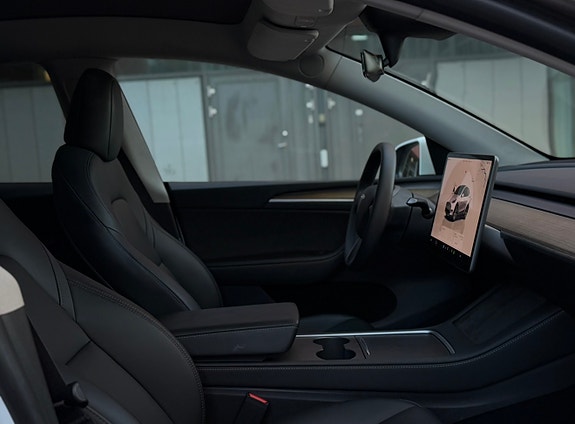 Tesla Model Y 8 of 9