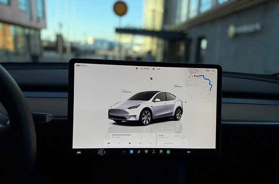 Tesla Model Y 6 of 9