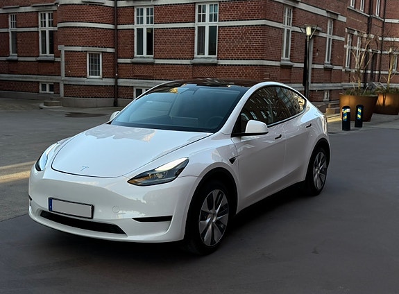 Tesla Model Y 4 of 9