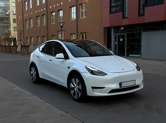Tesla Model Y 3 of 9
