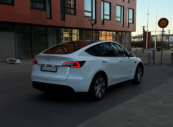Tesla Model Y 5 of 9