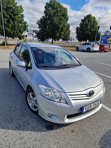 Toyota Auris 2 of 7
