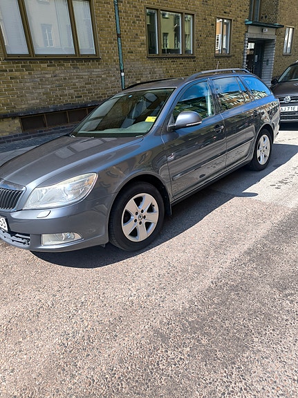 Skoda Octavia 2 of 4