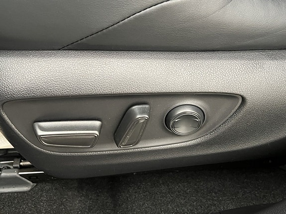 Toyota RAV4 12 of 30