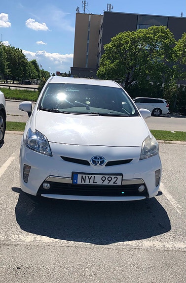 Toyota Prius Plug-in Hybrid 4 of 10