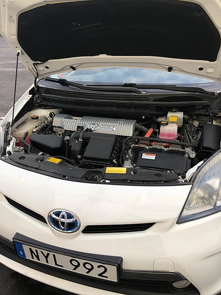 Toyota Prius Plug-in Hybrid 7 of 10