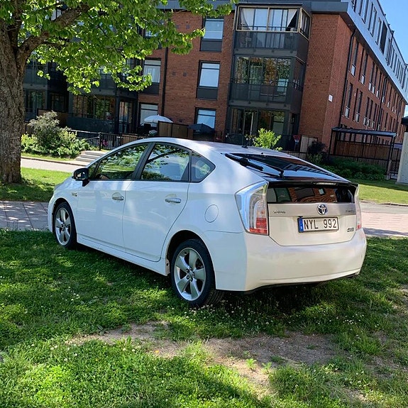 Toyota Prius Plug-in Hybrid 2 of 10