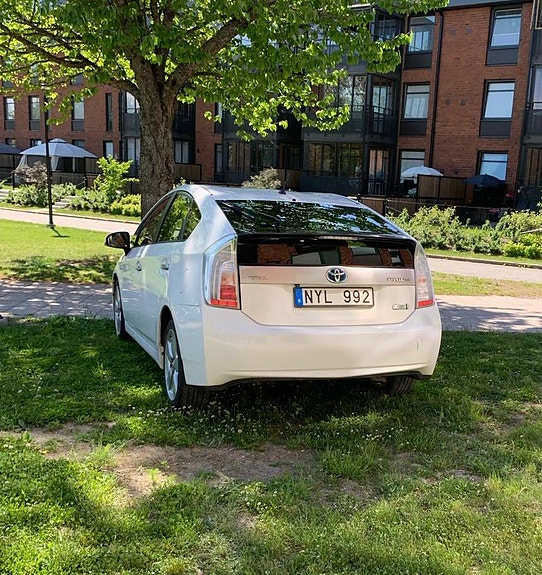 Toyota Prius Plug-in Hybrid 5 of 10
