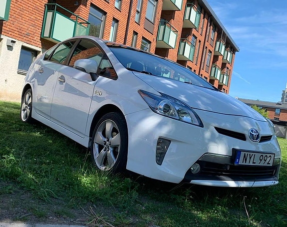 Toyota Prius Plug-in Hybrid 3 of 10
