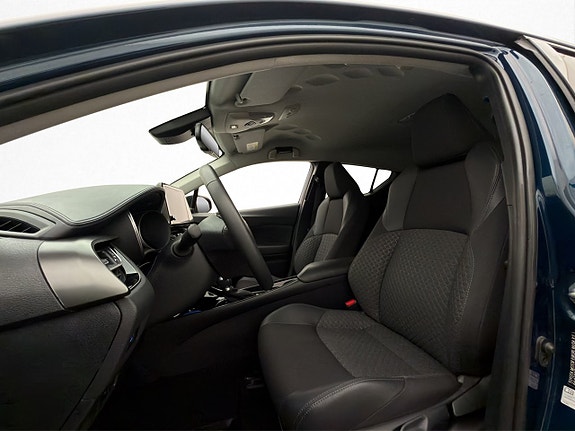Toyota C-HR 12 of 27