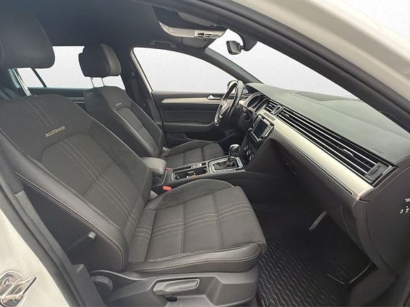 Volkswagen Passat Alltrack 12 of 28