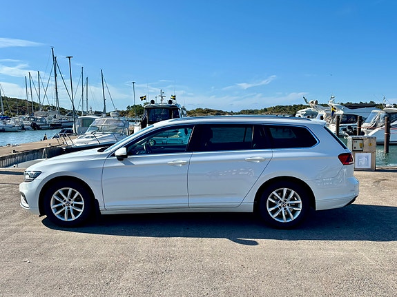 Volkswagen Passat 2 of 12