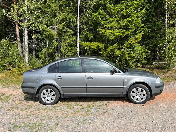 Volkswagen Passat 2 of 6