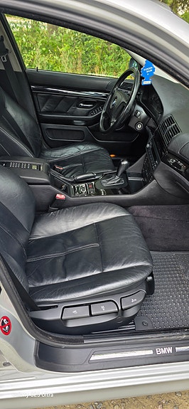 BMW 528i 5 of 6