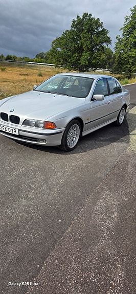BMW 528i 4 of 6